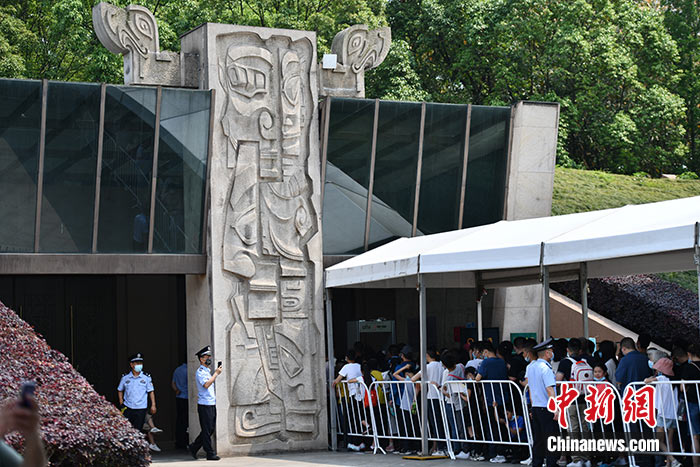 图为5月2日，民众排队进入三星堆博物馆。 a target='_blank' href='http://www.chinanews.com/'中新社/a记者 张浪摄 