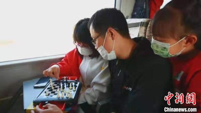 乘客在京哈高铁上消遣。刘德才 摄