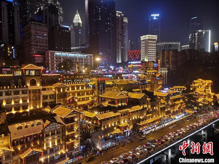  图为夜间的重庆洪崖洞。韩璐 摄
