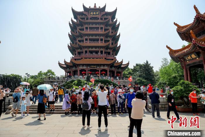  图为武汉黄鹤楼景区迎来众多游客 张畅 摄
