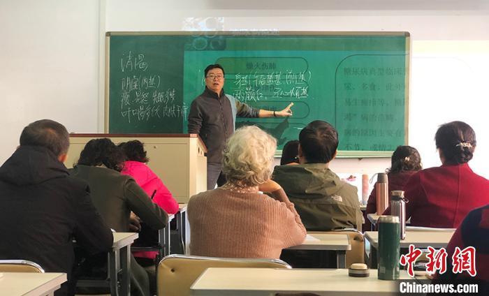 资料图:老人在长春中医药大学老年课堂上课。郭佳 摄 资料图:老人在长春中医药大学老年课堂上课。郭佳 摄