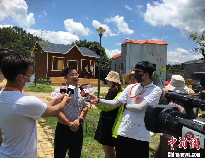 图为王韶松在接受“沿着高速看中国(广东)”采访团的记者采访 宋秀杰摄 摄