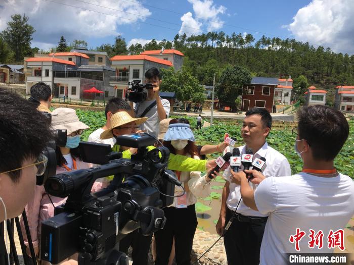 图为紫金县九合镇党委书记刘俊锋在接受“沿着高速看中国(广东)”采访团的记者采访。宋秀杰摄 摄