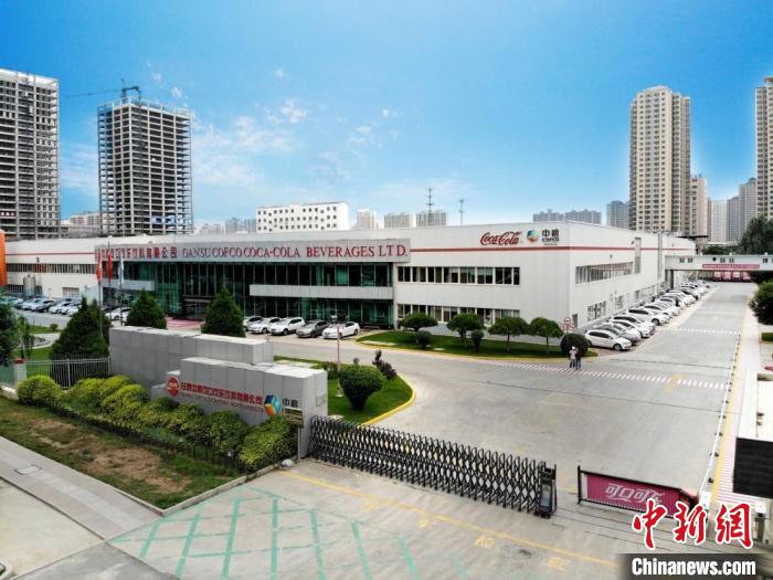 图为航拍甘肃中粮可口可乐饮料有限公司及周边景观,高楼林立。(资料图) 受访者供图 图为航拍甘肃中粮可口可乐饮料有限公司及周边景观,高楼林立。(资料图) 受访者供图
