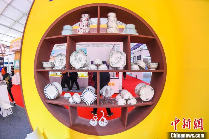 图为展厅内的陶瓷产品。武俊杰 摄