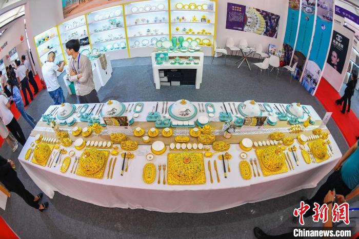 图为展厅内的陶瓷产品。武俊杰 摄