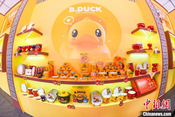 图为展厅内的陶瓷产品。武俊杰 摄
