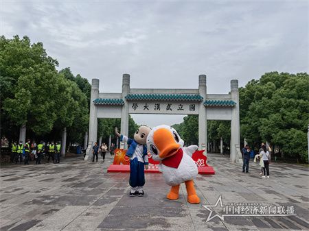 人偶兰小白在武汉大学校门口 王莹莹.jpg