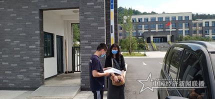 工作人员向隔离群众讲解返乡程序.jpg