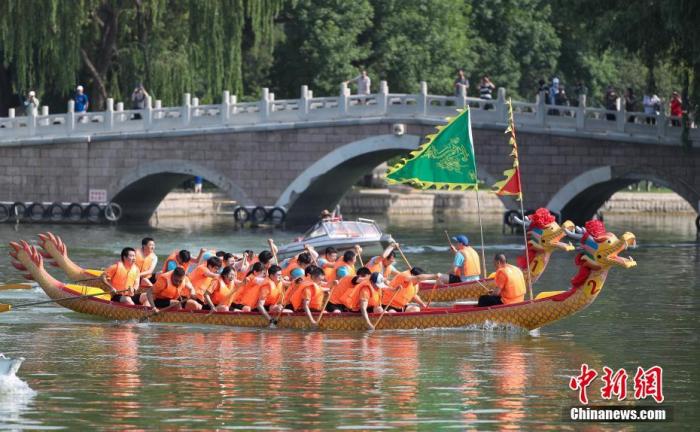 资料图：北京龙潭公园内赛龙舟。 a target='_blank' href='http://www.chinanews.com/'中新社/a记者 贾天勇 摄