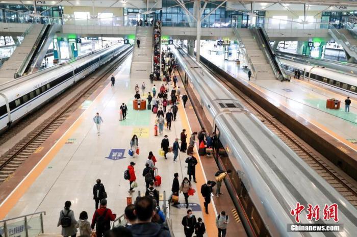 资料图:4月5日,旅客在武汉火车站站台准备乘坐高铁列车。 图片来源:视觉中国 资料图:4月5日,旅客在武汉火车站站台准备乘坐高铁列车。 图片来源:视觉中国