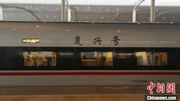 资料图:哈尔滨站停靠复兴号。 周晓舟 摄 资料图:哈尔滨站停靠复兴号。 周晓舟 摄