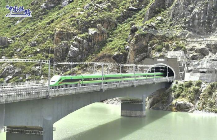 拉萨至林芝铁路6月25日开通运营,复兴号高原内电双源动车组
同步投入运营。图片来源:中国铁路 拉萨至林芝铁路6月25日开通运营,复兴号高原内电双源动车组
同步投入运营。图片来源:中国铁路
