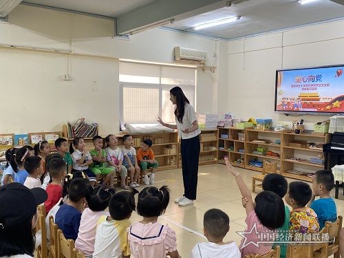 学生党员徐婉莹向幼儿宣讲党史知识.jpg