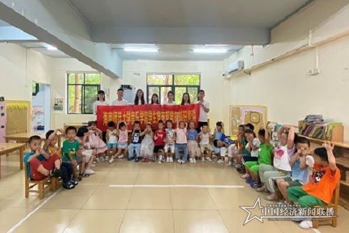 海师大学生到附属幼儿园宣讲党史知识.jpg