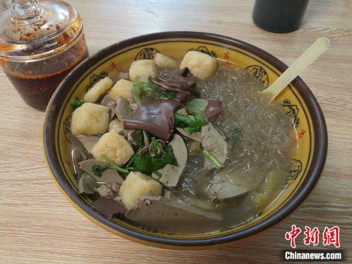 线下店售卖的鸭血粉丝汤。a target='_blank' href='http://www.chinanews.com/' 中新网/a 左雨晴 摄