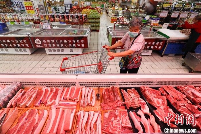 资料图：山西省太原市一超市，市民在选购猪肉。
a target='_blank' href='http://www.chinanews.com/'中新社/a记者 张云 摄