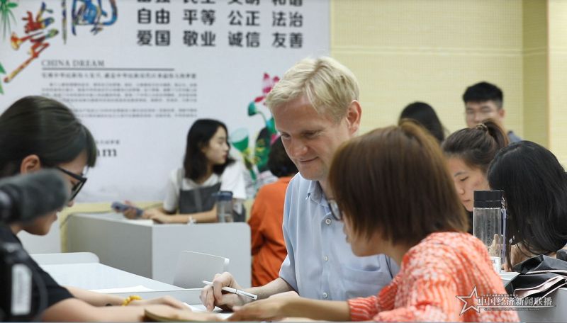 俄方语言老师给学生授课.jpg