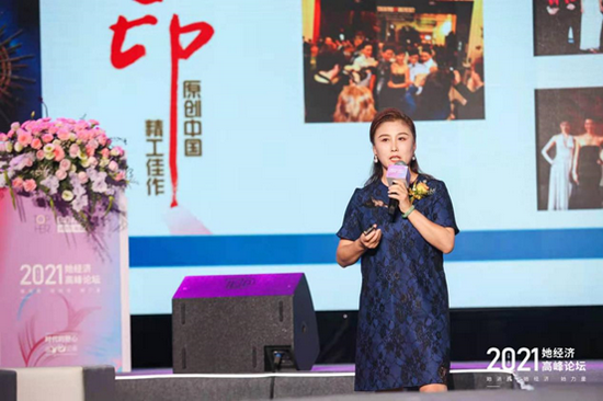国家珠宝玉石质量监督检验中心宣传推广部主任孟晓珺作主旨演讲。图片来源：界面海南