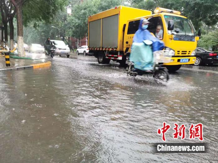 12日，北京暴雨继续。 张尼 摄