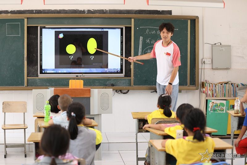 志愿者给孩子们上课.jpeg