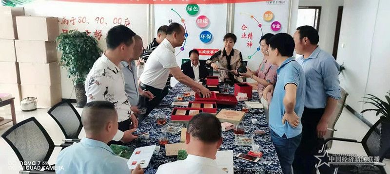 村两委干部到茶企考察学习_副本.jpg