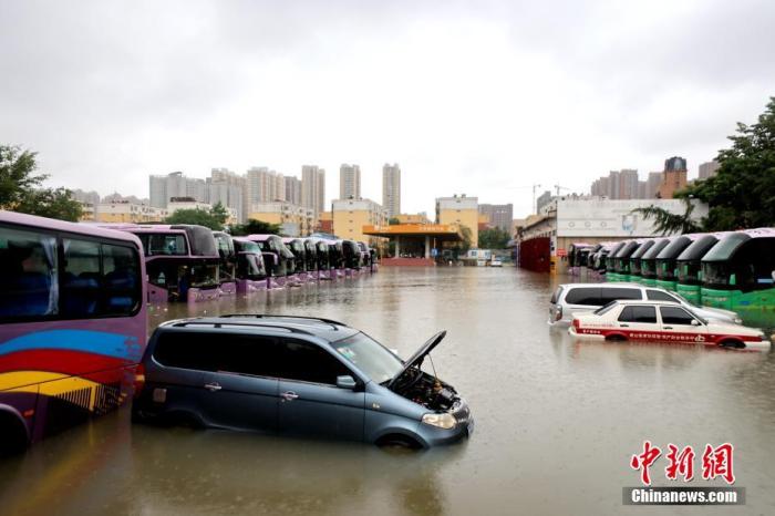 2021年7月21日，暴雨导致城区积水严重。 a target='_blank' href='http://www.chinanews.com/'中新社/a发 王中举 摄 图片来源：CNSPHOTO