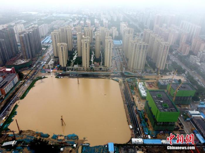 2021年7月21日，暴雨导致城区积水严重。 a target='_blank' href='http://www.chinanews.com/'中新社/a发 王中举 摄 图片来源：CNSPHOTO