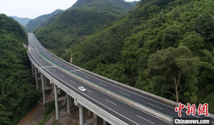 图为峨汉高速峨眉至峨边段。刘忠俊 摄