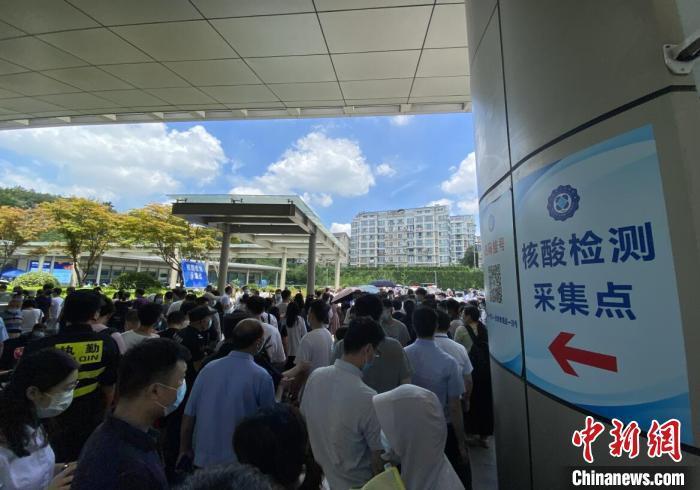 南京市要求，全体市民旅客离开南京均需携48小时内核酸阴性证明。申冉 摄
