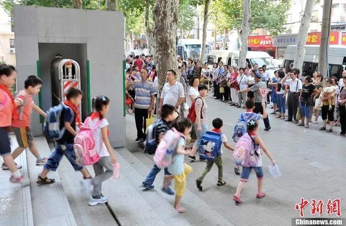 资料图：武汉一小学门外等待学生放学的家长们。a target='_blank' href='http://www.chinanews.com/'中新社/a发 张畅 摄