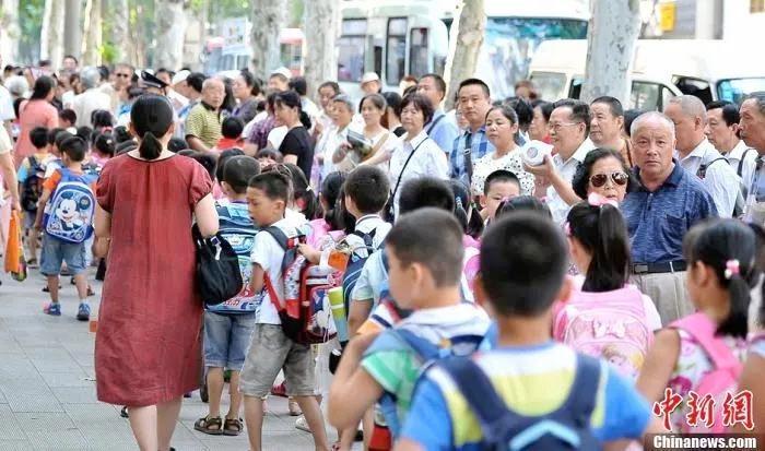 资料图：武汉一小学门外家长接孩子放学。a target='_blank' href='http://www.chinanews.com/'中新社/a发 张畅 摄