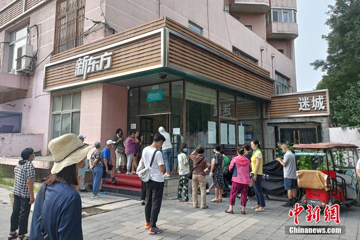 正在等待孩子下课的家长们。a target='_blank' href='http://www.chinanews.com/' 中新网/a 左雨晴 摄