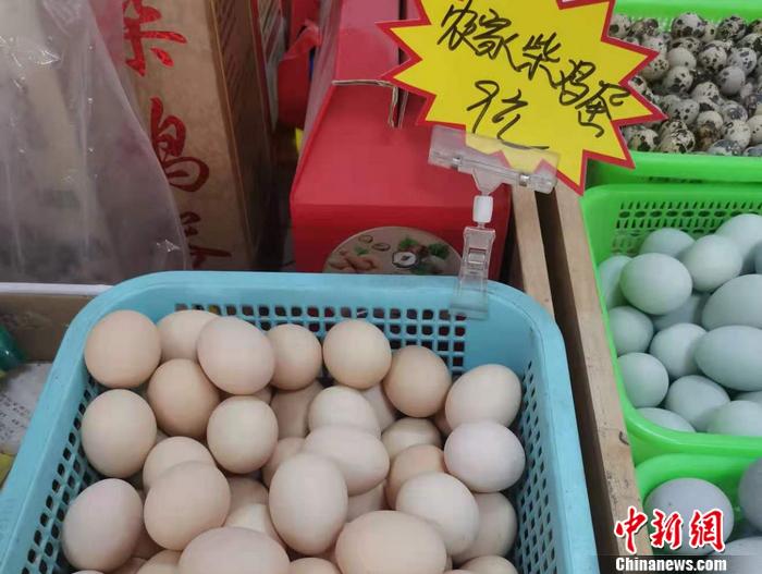 北京市西城区某菜市场内鸡蛋价格。 a target='_blank' href='http://www.chinanews.com/' 中新网/a记者 谢艺观 摄 北京市西城区某菜市场内鸡蛋价格。 a target='_blank' href='http://www.chinanews.com/' 中新网/a记者 谢艺观 摄