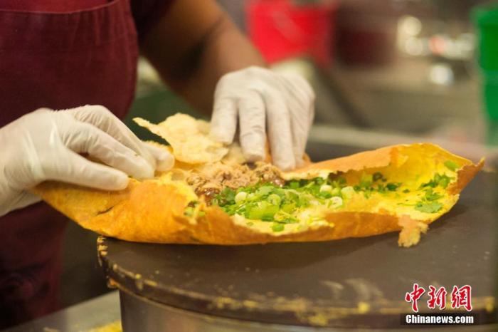 资料图:中式煎饼。 a target='_blank' href='http://www.chinanews.com/'中新社/a记者 廖攀 摄 资料图:中式煎饼。 a target='_blank' href='http://www.chinanews.com/'中新社/a记者 廖攀 摄