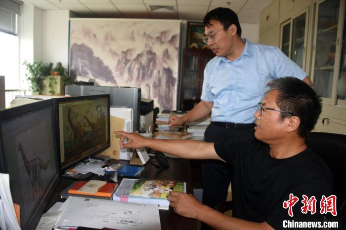 汪筱林研究员在办公室与论文作者之一、北京自然博物馆裘锐博士(站立者)进行讨论。a target='_blank' href='http://www.chinanews.com/'中新社/a记者 孙自法 摄 汪筱林研究员在办公室与论文作者之一、北京自然博物馆裘锐博士(站立者)进行讨论。a target='_blank' href='http://www.chinanews.com/'中新社/a记者 孙自法 摄