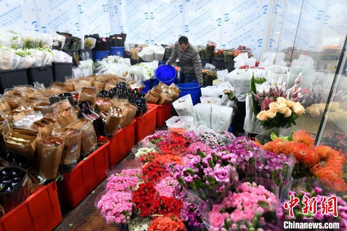 图为：店员正在整理鲜花。吕明 摄