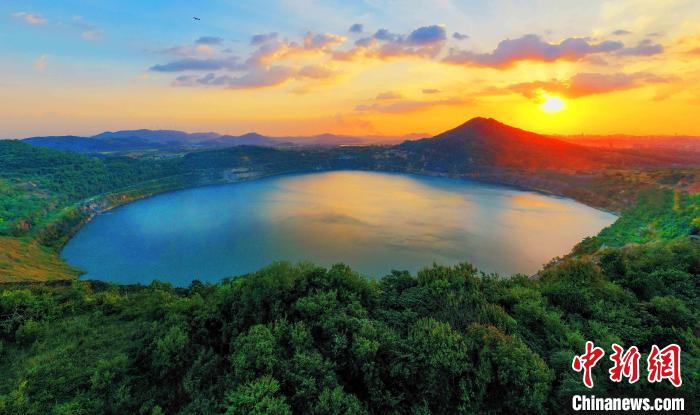 经过近几年的生态治理，如今的凹山采场以青山绿水的全新面貌回归自然。马钢供图