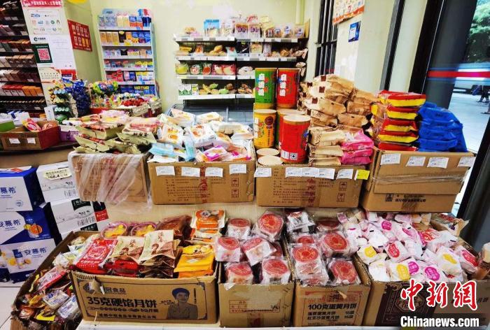 成都一小超市入口处摆满了各类月饼。贺劭清 摄