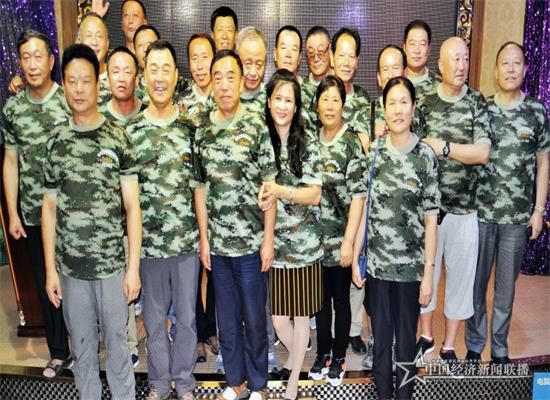 图13 孙丽霞和原老松岭的战士、军属们_看图王.jpg
