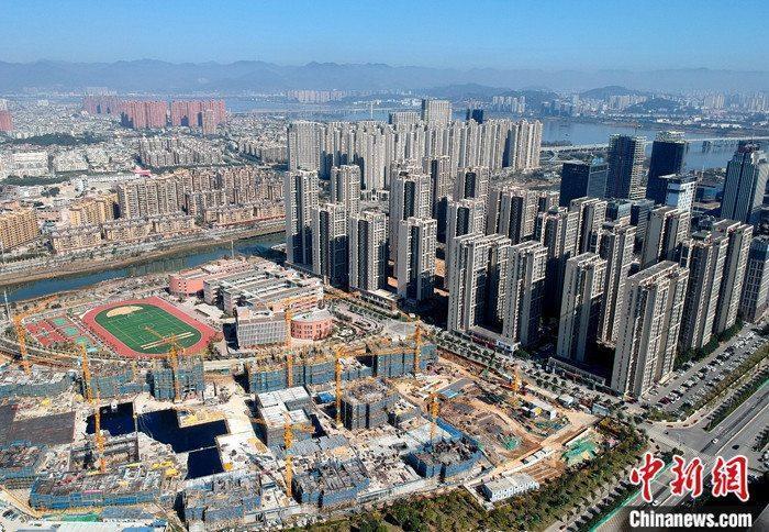 资料图：航拍福州市闽江畔一处新建住宅。 a target='_blank' href='http://www.chinanews.com/'中新社/a记者 吕明 摄