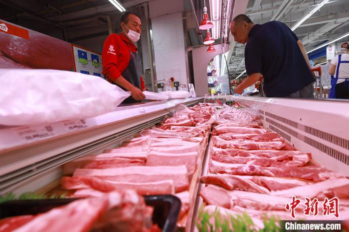 资料图：山西太原一超市，消费者在选购猪肉。 a target='_blank' href='http://www.chinanews.com/'中新社/a记者 张云 摄