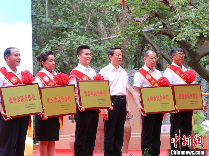 活动当日,吐鲁番优秀农民合作社、十佳农民致富带头人获得表彰。胡嘉琛 摄 活动当日,吐鲁番优秀农民合作社、十佳农民致富带头人获得表彰。胡嘉琛 摄