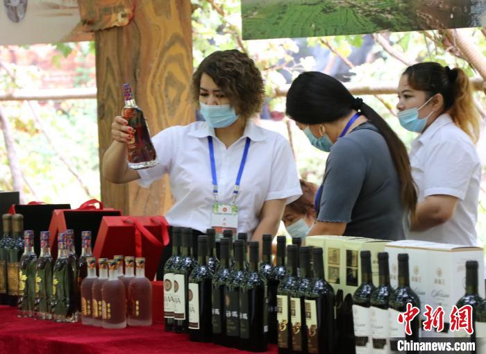 近年来,吐鲁番葡萄产业链不断延伸,当地葡萄酒品牌知名度渐响。胡嘉琛 摄 近年来,吐鲁番葡萄产业链不断延伸,当地葡萄酒品牌知名度渐响。胡嘉琛 摄