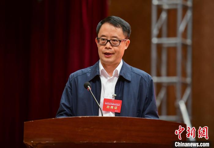 图为央企代表作交流发言。贡嘎来松 摄