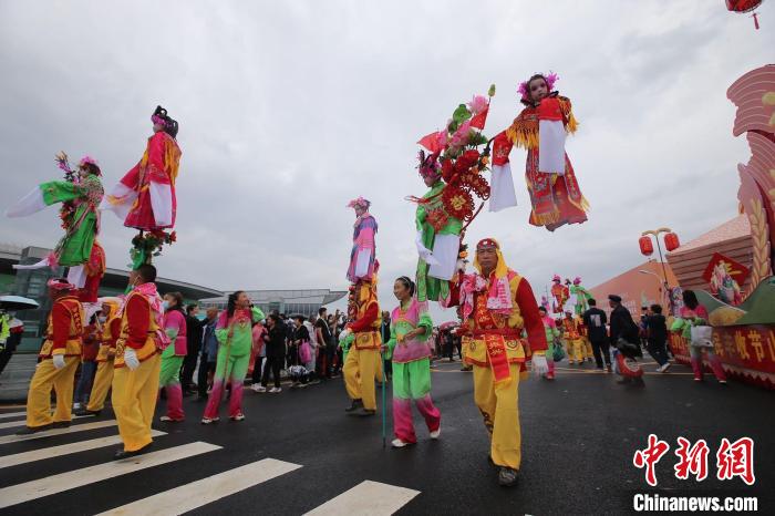 当地农民群众在现场表演社火、非遗、传统戏曲、形意拳、锣鼓、广场舞等一系列表演。张云 摄 当地农民群众在现场表演社火、非遗、传统戏曲、形意拳、锣鼓、广场舞等一系列表演。张云 摄
