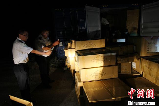 图为兰州海关所属金昌海关工作人员对中欧班列进口货物进行监管。资料图) 兰州海关供图 图为兰州海关所属金昌海关工作人员对中欧班列进口货物进行监管。资料图) 兰州海关供图