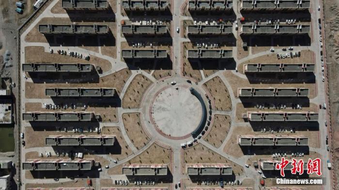 资料图：航拍青海省杂多县易地扶贫搬迁小区。a target='_blank' href='http://www.chinanews.com/'中新社/a记者 苏丹 摄