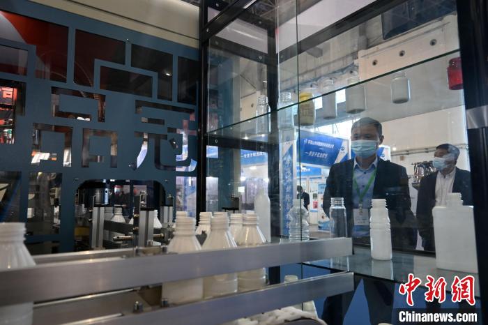图为第三届中国·沧县塑料中空制品展览会现场。翟羽佳 摄 图为第三届中国·沧县塑料中空制品展览会现场。翟羽佳 摄