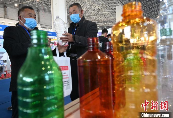 图为第三届中国·沧县塑料中空制品展览会现场。翟羽佳 摄 图为第三届中国·沧县塑料中空制品展览会现场。翟羽佳 摄